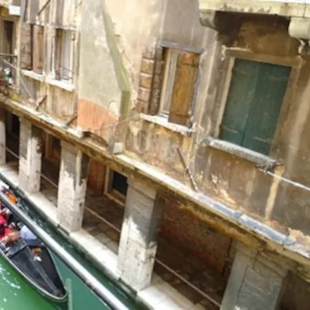 San Marco Charming Apartment With Canal View-2